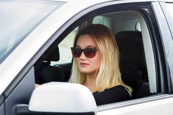 Mujer rubia conducir — Foto de Stock