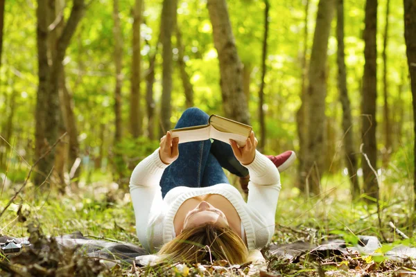 Donna che legge nella foresta — Foto Stock