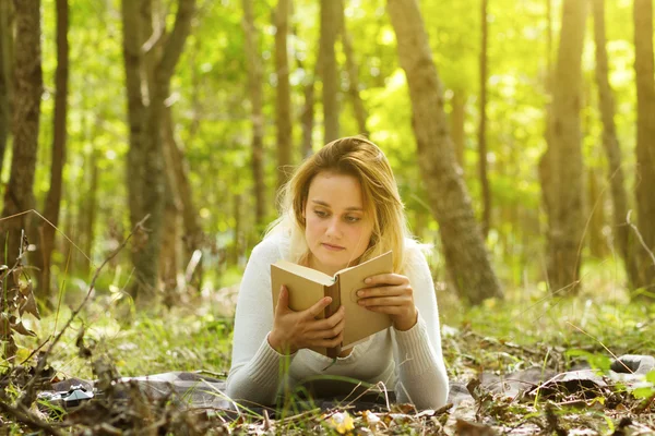 Kobieta czytająca w lesie — Zdjęcie stockowe