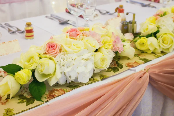 Bruiloft tabel met bloem — Stockfoto
