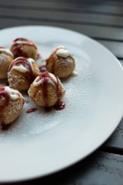 Ev yapımı süzme peynirli çörekler pudra şekerli, ekşi ve marmelatlı.