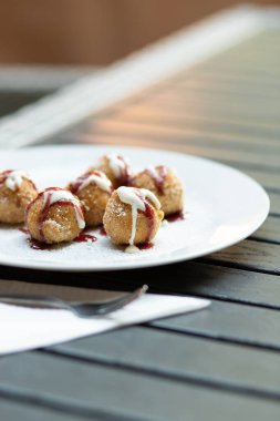 Ev yapımı süzme peynirli çörekler pudra şekerli, ekşi ve marmelatlı.