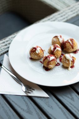 Ev yapımı süzme peynirli çörekler pudra şekerli, ekşi ve marmelatlı.