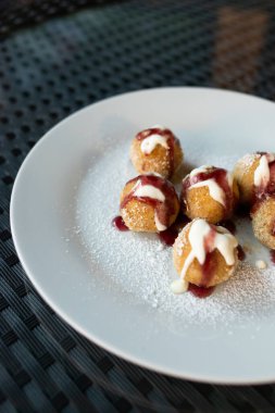 Ev yapımı süzme peynirli çörekler pudra şekerli, ekşi ve marmelatlı.