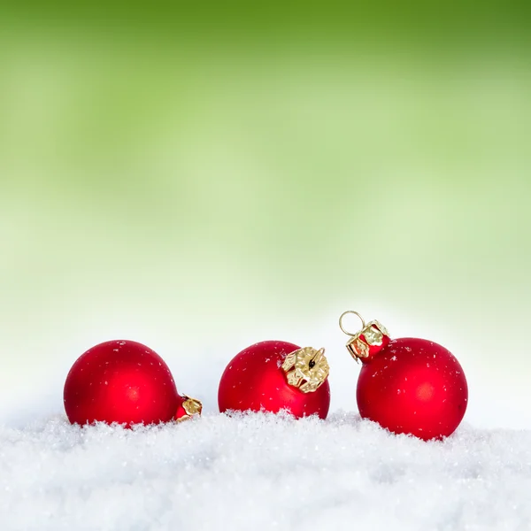 Красные шары Рождественского времени — стоковое фото