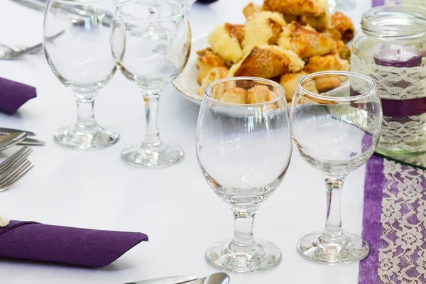 Mesa de restaurante com óculos — Fotografia de Stock