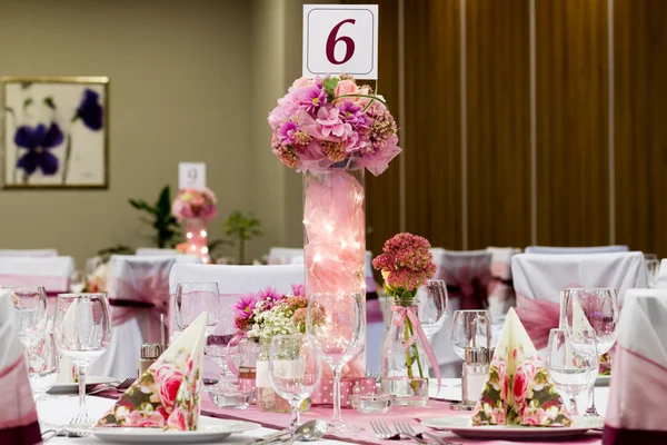 Mesas de casamento conjunto com flor — Fotografia de Stock