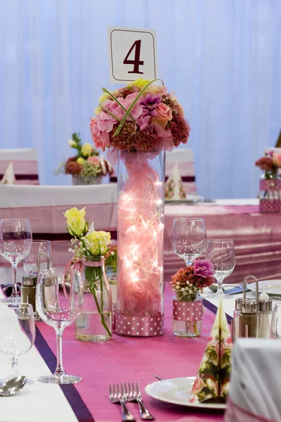 Bruiloft tabellen met bloem — Stockfoto