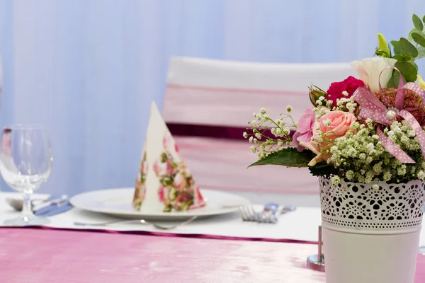 Blume auf dem Tisch — Stockfoto
