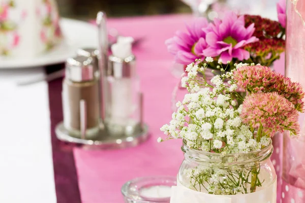 테이블에 꽃 — 스톡 사진
