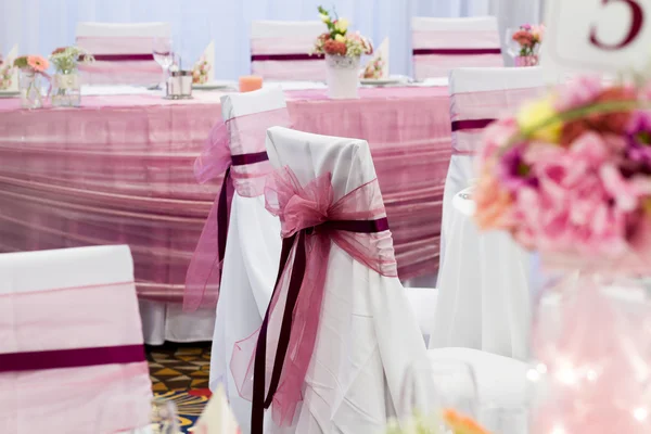 Bruiloft stoelen met lint — Stockfoto