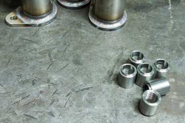 Masanın üzerine çelik somun