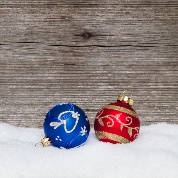 Röda och blå julgranskulor — Stockfoto