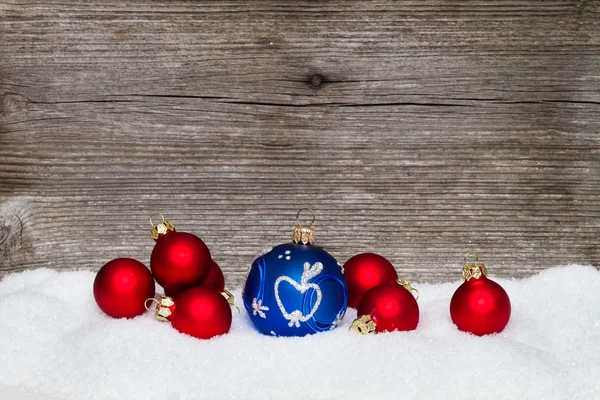 Bolas de Navidad en la nieve — Foto de Stock