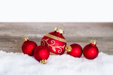 Kızıl Noel baloları