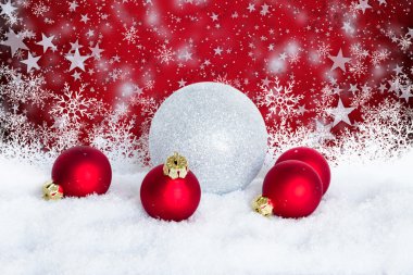 Karda noel baloları