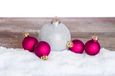 Karda noel baloları