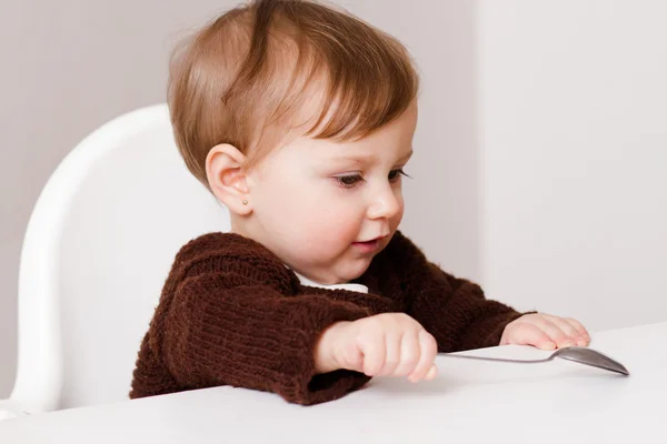 Bebê sentado em cadeira de bebê — Fotografia de Stock