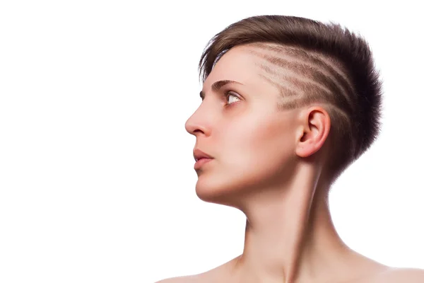 Schöne junge Frau schaut auf, moderne kurze Haare — Stockfoto