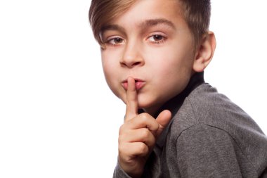 genç çocuk sessizce gösterir