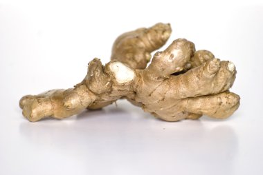 Beyaz üzerine zencefil kökü