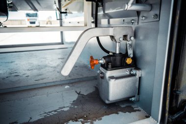 Karavanlı bir kamyon, yanıcı sıvılı bir tank, güneşli bir gün dışarıda, metalik renk kabı, beyaz bulutlu mavi gökyüzü, çakıl