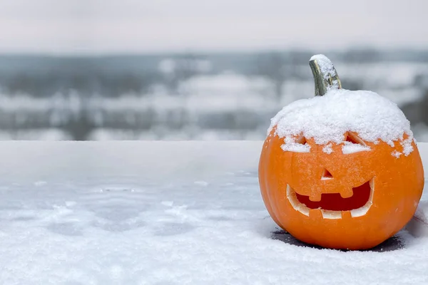 Jack Lykta Snidade Pumpa Ett Snöfall Hösten Begreppet Kall Halloween — Stockfoto