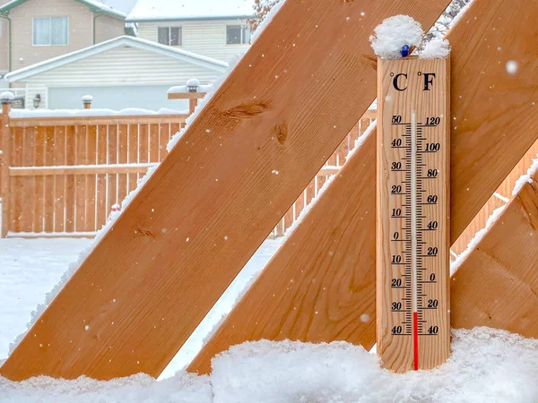 雪の上の温度計は冷たい温度で落ちる — ストック写真