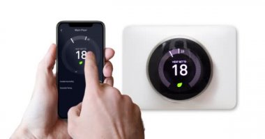 Termostat sıcaklığını akıllı bir telefonla ısıtan biri..