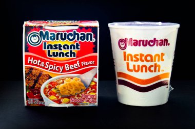 Calgary, Alberta, Kanada. 30 Ekim 2020. Siyah arka planda bir çift Maruchan Erişte çorbası..