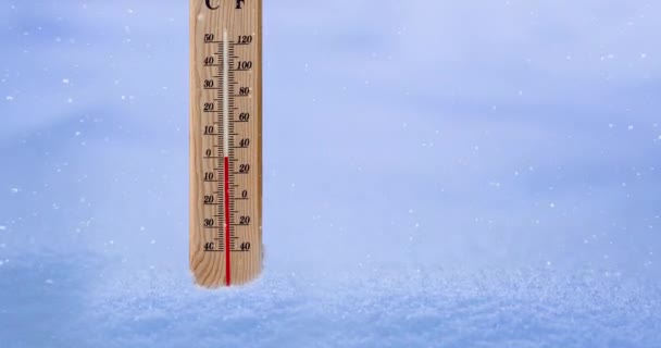 Měření Teploty Chladu Dřevěným Teploměrem Během Sněhové Bouře — Stock video