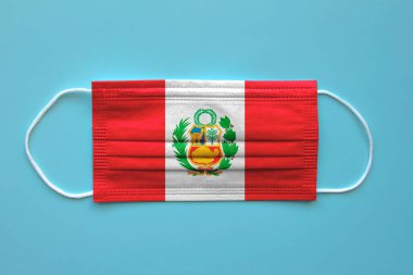 Temiz bir arkaplanda Peru bayrağı olan yüz maskesi. Kavram: Salgın sırasında Peru.