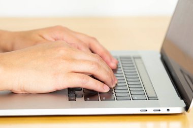 Calgary Alberta, Kanada. 10 Kasım 2020. 2019 sonlarında MacBook Pro 'da yazan biri..