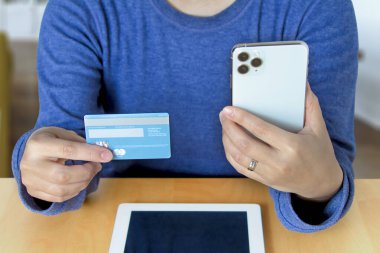Calgary Alberta, Kanada. 10 Kasım 2020. Master Card kredi kartı, iPhone ve iPad ile online alışveriş yapan biri..