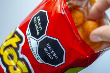 Calgary, Alberta. Kanada mı? 11 Kasım 2020. Yüksek sodyum ve kalori seviyesine yakın bir yerde bir paket Cheetos ve bir insanın yediği....
