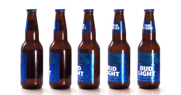 Bud Light Beer Bottles在白色背景下旋转 — 图库视频影像