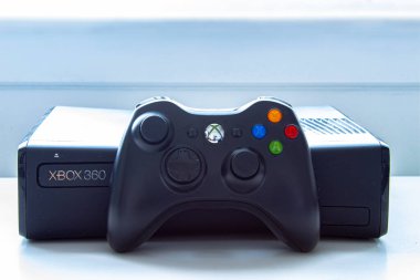 Calgary, Alberta, Kanada. 19 Kasım 2020. Beyaz bir masada kumandalı bir Xbox 360 konsolu..