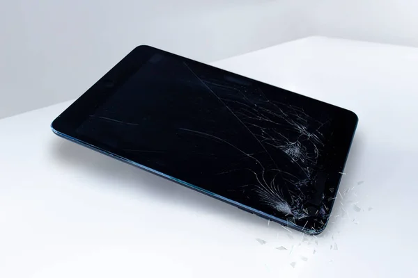 Calgary, Alberta, Kanada. 19 Kasım 2020. Beyaz bir yüzey üzerinde kırık ekranı olan bir iPad.