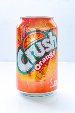 Calgary Alberta, Kanada. Aralık 01, 2020. Beyaz Arkaplanda Ezilmiş Portakal Kutusu.