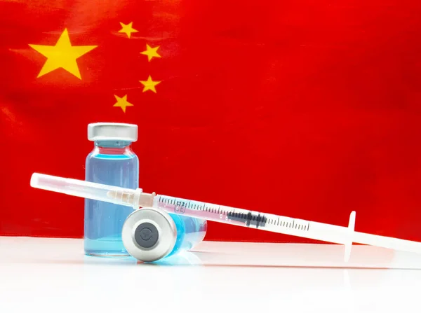 Vaccino Flacone Siringa Iniezione Con Bandiera Cinese Sullo Sfondo — Foto Stock