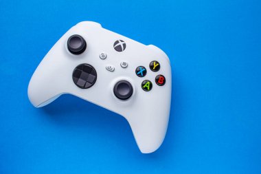 Calgary, Alberta, Kanada. Ocak 06, 2021. Beyaz bir Xbox Kablosuz Kontrolörü, Robot White. Uyumlu Xbox Serisi X-124S, Xbox One mavi arka planda.