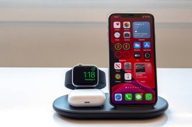 Calgary, Alberta, Kanada. Ocak 04, 2021. Çoklu Aygıtlar için Şarj İstasyonu, Kablosuz Şarj İstasyonu Stand Dock Pad ile iPhone 11 Pro Max, Apple Watch ve Airpod Pro