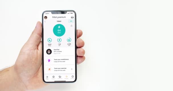 Calgary Alberta Kanada Listopadu2020 Osoba Iphone Fitbit Premium App Obrazovce — Stock video