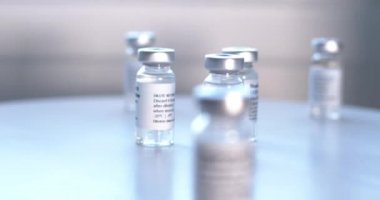 Dönüşümlü bir masada birkaç Moderna Aşısı