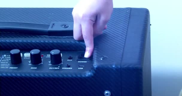 Fender Gitar Amplifikatörünü Çalıştıran Bir Kişi — Stok video