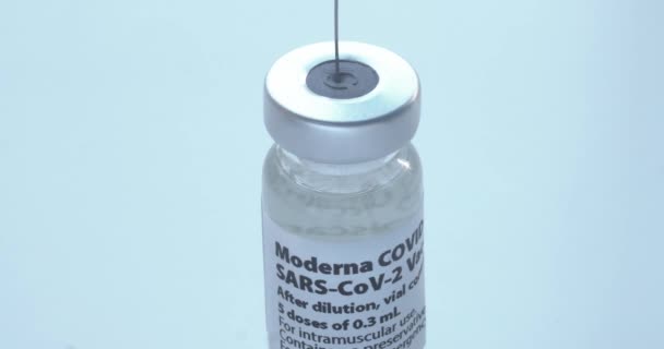 Bir Şırıngayı Dolduran Moderna Covid Aşı Şişesiyle Bir Sağlık Çalışanının — Stok video