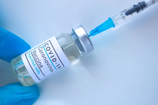 Zdravotník Vakcínou Covid Injekční Stříkačkou Bílém Pozadí — Stock fotografie