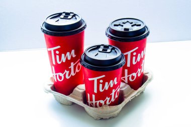 Calgary, Alberta, Kanada. 23 Ocak 2021. Tim Hortons 'un farklı boyutlarda kahve fincanları olan bir patika..