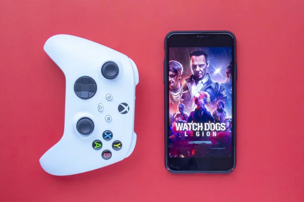 カルガリー アルバータ州 カナダだ 2021年2月3日 ウォッチドッグレギオンゲームでIphoneに直面しているXboxの制御リモート — ストック写真