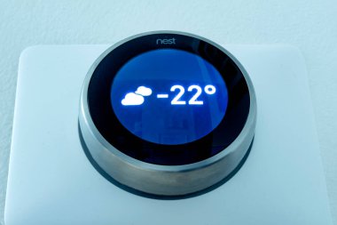 Calgary, Alberta. Kanada mı? 6 Şubat 2021. Bir yuva termostatı geceleri dışarıdaki hava sıcaklığını gösteriyor.